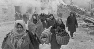 los-ciudadanos-de-leningrado-abandonan-sus-casas-tras-las-bombas-cc