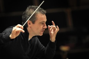 Jonathan Nott dirigiert die Bamberger Symphoniker am Dienstag (18.10.2011) während einer Probe in der Konzerthalle Bamberg (Oberfranken). Am 20. Oktober steht Chefdirigent Nott zum 500. Mal am Pult der Bamberger Symphoniker. Beim Jubiläumskonzert spielt das Orchester die 7. Symphonie von Franz Schubert und die 4. Symphonie von Gustav Mahler. Foto: David Ebener dpa/lby (zu dpa-lby "Bamberger Symphoniker: Chefdirigent feiert Jubiläum" vom 18.10.2011) +++(c) dpa - Bildfunk+++