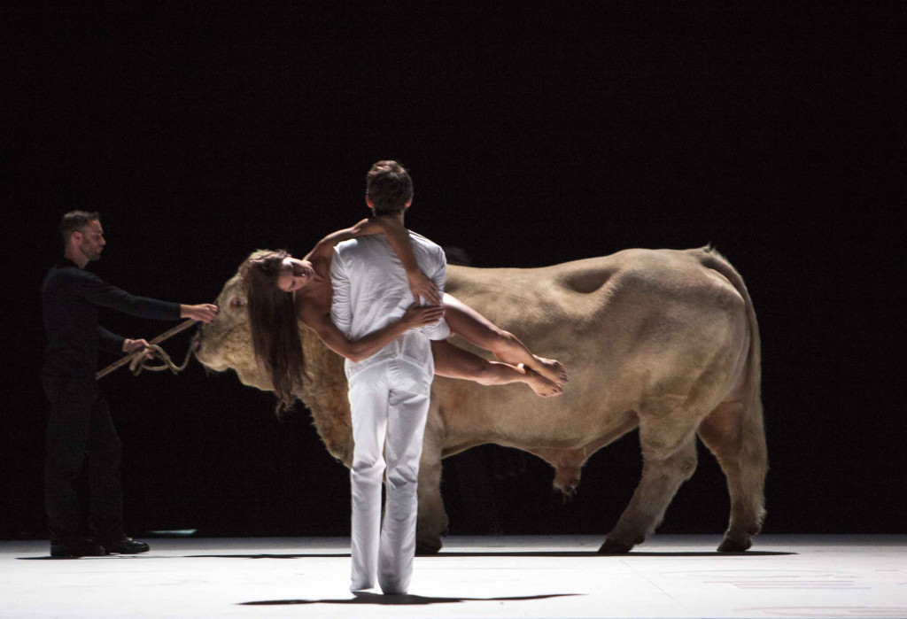 Opéra National de Paris 2015/16 MOSES UND ARON Direction musicale: Philippe Jordan Mise en scène/Décors/Costumes/Lumières: Romeo Castellucci Chorégraphie: Cindy van Acker Collaboration artistique: Silvia Costa Photo shows: J.S. Bou, Sir W.White, B.Hannigan, T.Lehitpuu, R.Shaham, A.Wolf, J.L. Ballestra, J.Mathevet, R.T.Guerrero