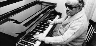 No creo que sea bueno que un crítico o un periodista tenga una relación demasiado íntima con los personajes sobre quienes ha de escribir, pero en ocasiones la  admiración por un artista puede, así es en mi caso, romper algo ese molde. Por eso hoy quiero dedicar estas notas a tres inmensos artistas de quienes se conmemora algo estos días y con quienes rompí esa deseada lejanía por admiración a ellos y a uno quien hubiera deseado poder hacerlo.