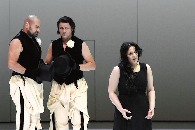 Salzburger Festspiele 2016 / Festspielhaus *Faust* Opéra von Charles Gounod, nach *Faust I* von Johann Wolfgang von Goethe, Musikalische Leitung Alejo Pérez, Regie, Bühne und Kostüme Reinhard von der Thannen, Premiere 10. August 2016 IM BILD: IldarAbdrazakov, Piotr Beczala, Maria Agresta [Mit Piotr Beczala FAUST, IldarAbdrazakov MÉPHISTOPHÉLÈS, Maria Agresta MARGUERITE, Alexey Markov VALENTIN, Tara Erraught SIÉBEL, Paolo Rumetz WAGNER, Marie-Ange Todorovitch MARTHE // Faust, der zu Beginn zwischen Todesangst und Todessehnsucht schwankt, ist desillusioniert an den Grenzen der Erkenntnis angekommen, zweifelt am Sinn seiner Existenz und verliebt sich in die Reinheit und Jungfräulichkeit von Marguerite. Für ihn stellt sie das universelle Leben, die endlose Zukunft und die körperliche Perfektion dar, mit der er sich vereinigen will. ]