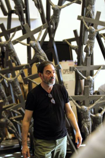 norma-asfixiada-entre-cruces