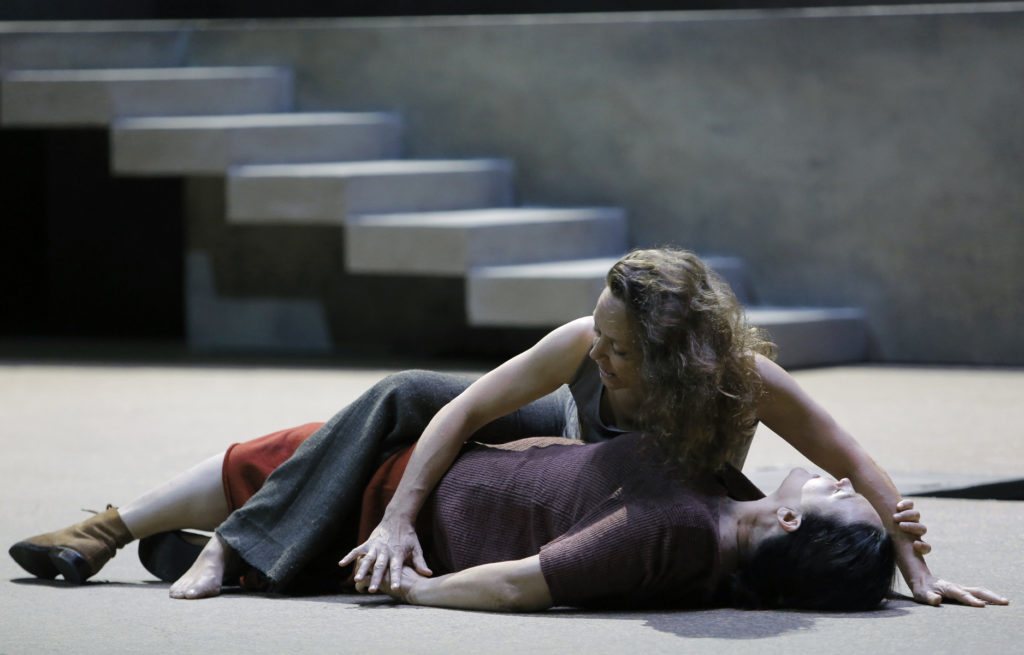 ELEKTRA de  Richard Strauss au Festival d'Aix en Provence, direction musicale Esa-Pekka Salonen, mise en scene Patrice Chereau, collaboration Thierry Thieu Niang, au Grand Theatre de Provence  du 10 au 22 juillet 2013. Decors Richard Peduzzi, lumiere Dominique Bruguiere, costumes Caroline de Vivaise.  Choeur: Coro Gulbenkian et Orchestre de Paris. Avec: Evelyn Herlitzius (Elektra), Adrianne Pieczonka (Chrysothemis). (photo by Pascal Victor/ArtComArt)