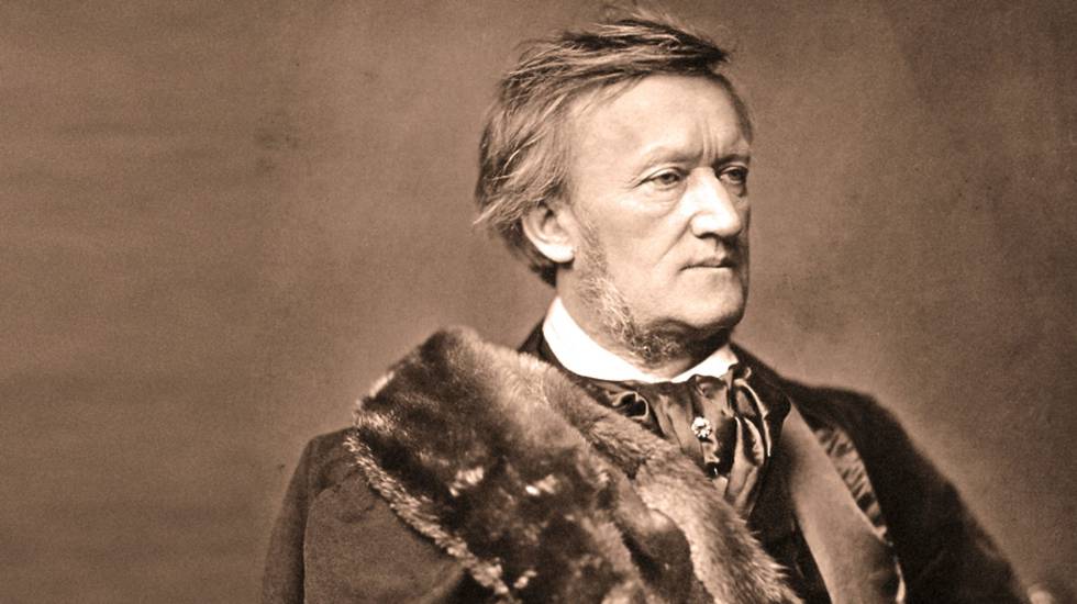 En cierto punto de su carrera musical como compositor, Richard Wagner comenzó una búsqueda de financiación propia para la representación de sus grandiosos títulos operísticos, o como él llamaba, dramas musicales. La aparición en la ecuación de Luis II de Baviera le condujo a este paraje alemán, seleccionado por el autor por diferentes cuestiones, entre las que se situaban la ausencia de una vida cultural plena en la villa, lo que le permitiría desarrollar un festival que fuese la envidia de todo el mundo.