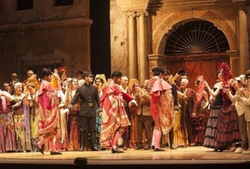 Historias musicales: Carmen y Ravel, casi siamesesEn la misma semana en la que vino al mundo Maurice Ravel, se produjo el estreno de la ópera Carmen, de otro compositor francés, Georges Bizet. El mundo entero conmemora estos días, a través de distintas manifestaciones (exposiciones, conciertos, montajes líricos, ...), por separado, los primeros 150 años de tan afortunada coincidencia.