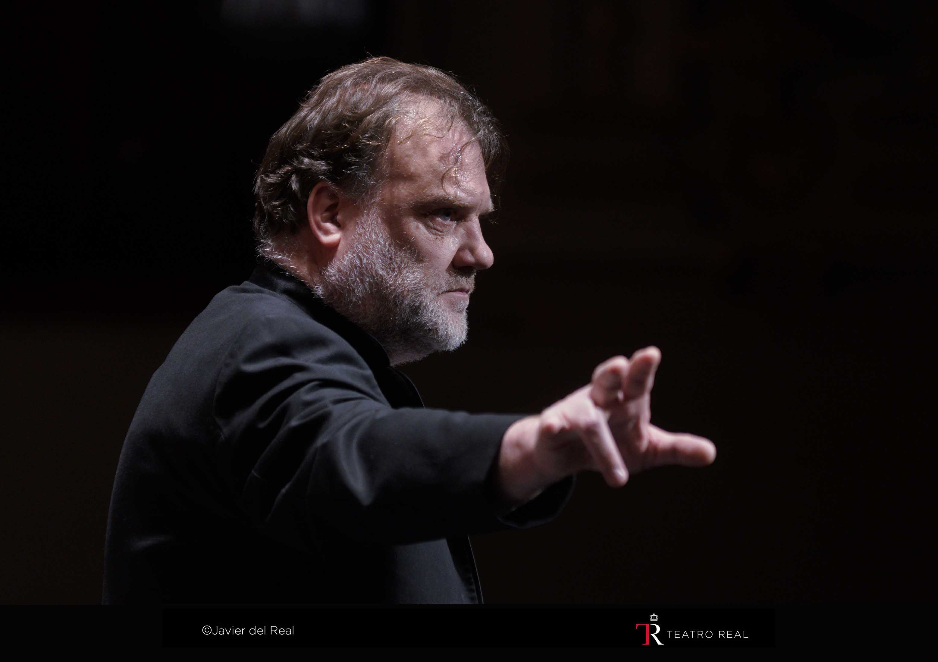 Desde sus inicios en una granja de ovejas en el norte de Gales hasta cantar ante la realeza, Bryn Terfel ha recorrido un camino extraordinario marcado por la música, la pasión por sus raíces y una imponente presencia escénica. A sus 59 años, el aclamado bajo-barítono reflexiona sobre su trayectoria y las experiencias que han moldeado su vida personal y artística en una entrevista concedida a The Guardian.