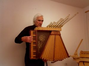 Joaquin-Saura-con-órgano-papel-Leonardo