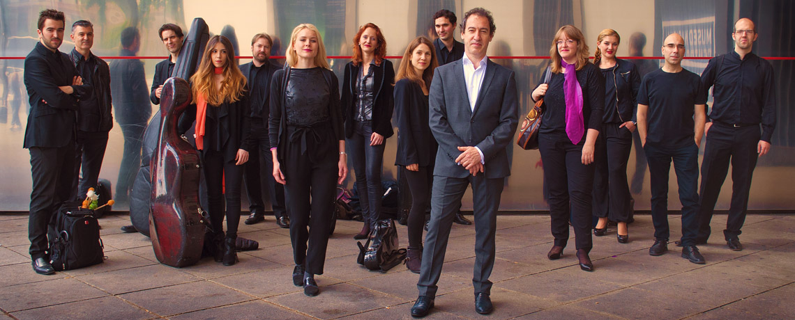 El Centro Nacional de Difusión Musical (CNDM) y la Fundación SGAE presentan el concierto de finalistas al Premio Jóvenes Compositores 2025, que tendrá lugar el próximo lunes, 24 de noviembre, en el marco del ciclo Series 20/21 en el Auditorio 400 del Museo Nacional Centro de Arte Reina Sofía. Los finalistas son Leonel Aldino, Francisco Domínguez, Rodrigo Ortiz Serrano y Andrés Poncela, cuyas obras estarán interpretadas por el Plural Ensemble, con Fabián Panisello al frente.