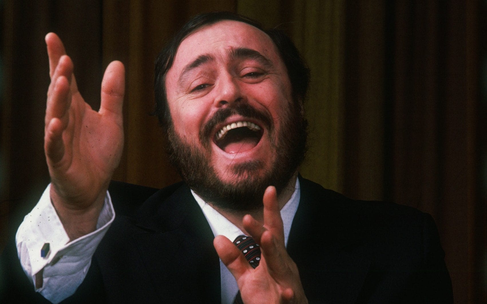Decca anuncia un homenaje mundial a Luciano Pavarotti con publicaciones discográficas dedicadas a grabaciones inéditas y reediciones históricas. Este año de celebración del legado del tenor incluirá tres lanzamientos clave: un concierto perdido de 1995, su primera grabación a los 19 años y una antología de 74 pistas que resume su vida musical.