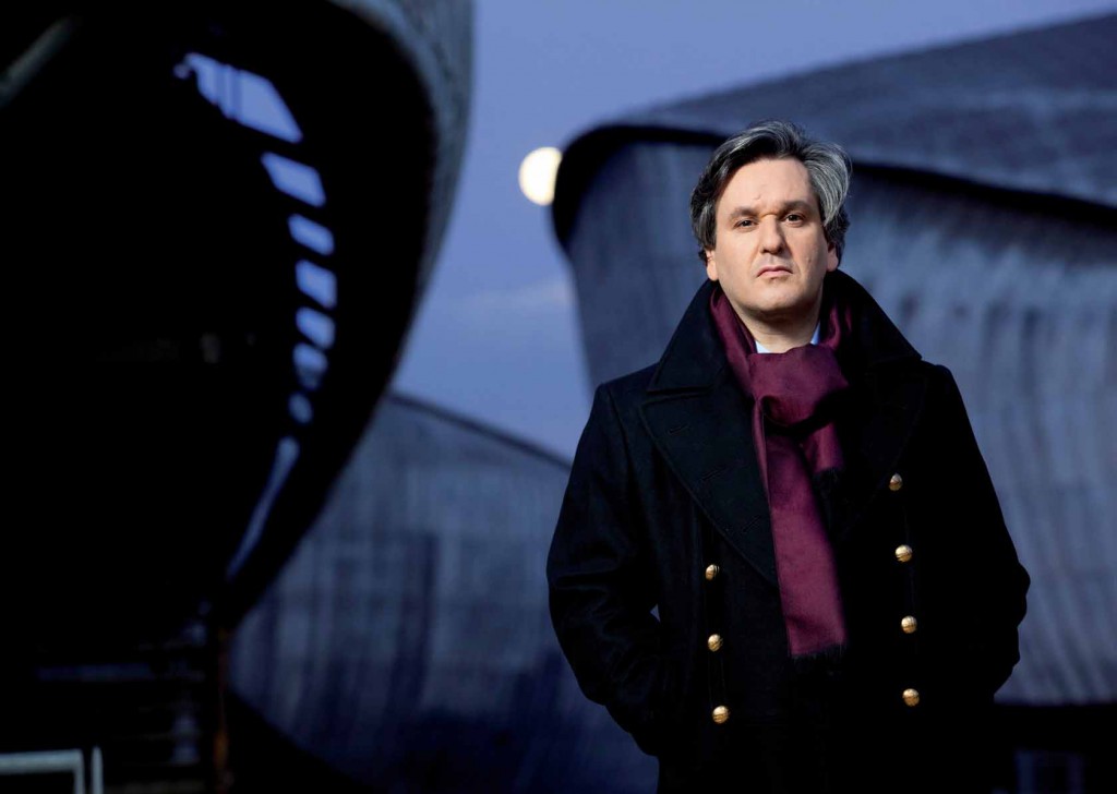 La violinista María Dueñas y el director Antonio Pappano abordan, junto con la Chamber Orchestra of Europe, la Sinfonía española de Édouard Lalo y las Danzas Eslavas de Antonin Dvořák. El 13 de noviembre inaugurarán el Ciclo IMPACTA con un concierto que tendrá lugar en el Auditorio Nacional de Música de Madrid. La gira arrancará el 11 de noviembre en el Palau de la Música de Valencia y en España también pasará por el Palacio de Congresos de Zaragoza (14 de noviembre) y el Teatro de la Maestranza de Sevilla (16 de noviembre).