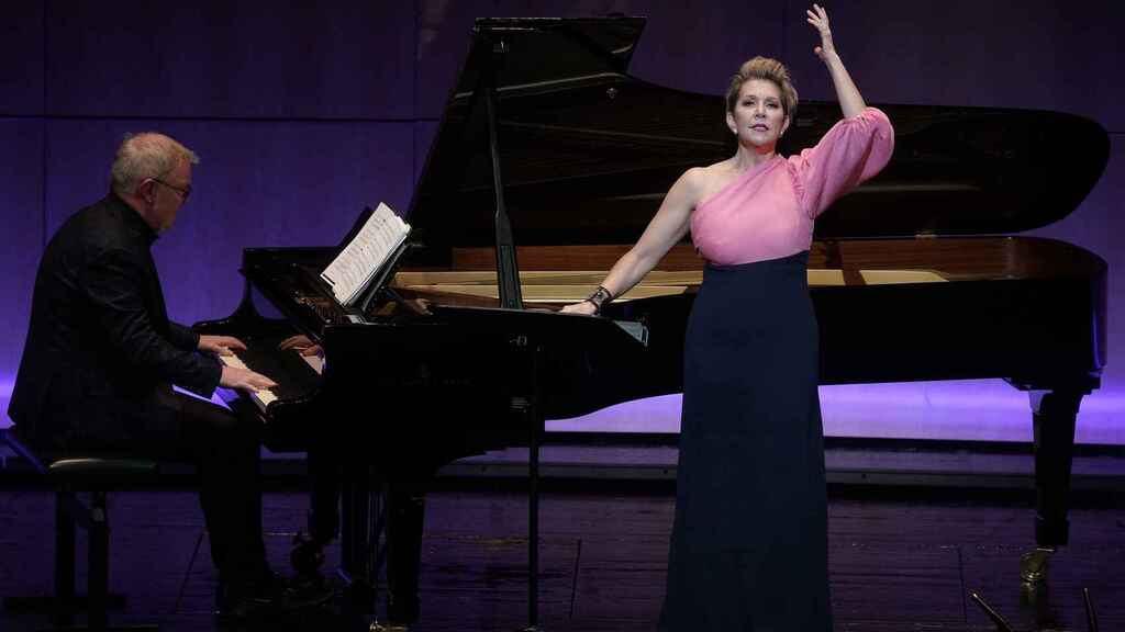 Crítica: Joyce DiDonato, artistaza de pies a cabeza en ValenciaJoyce DiDonato (mezzosoprano). Craig Terry (piano). Ciclo “Les Arts es Lied”. Programa: Obras de Debussy, Alma Mahler, Haydn y Jake Heggie. Lugar: València, Palau de les Arts (Sala Principal). Entrada: Alrededor de 1.000 espectadores. Fecha: jueves, 5 junio 2025.