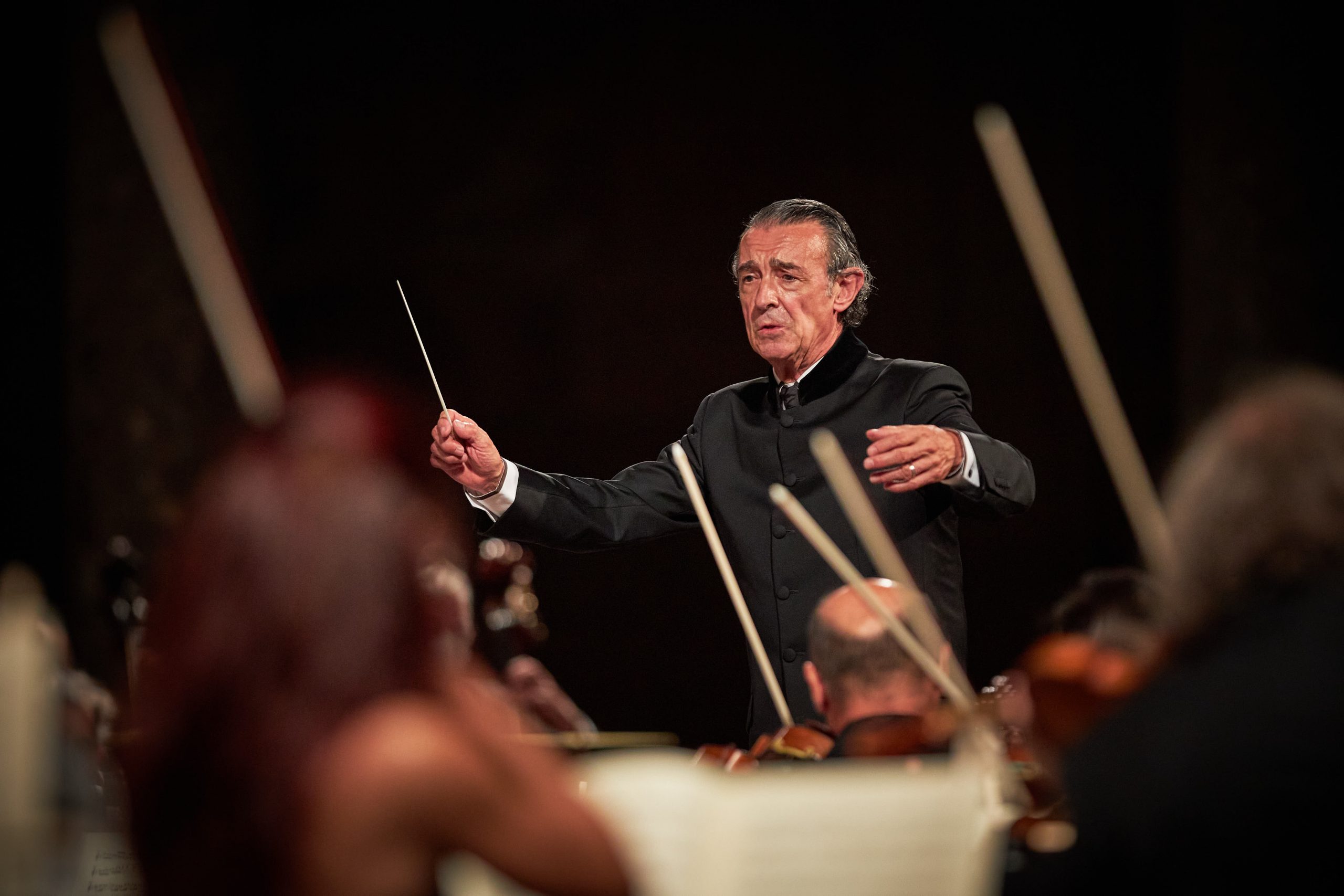 El músico granadino, Miguel Ángel Gómez Martínez, ocasional compositor, que dirigió a la Filarmónica de Viena en numerosas ocasiones, murió ayer de manera inesperada, a los 74 años.