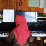 mujer-piano-talibanes