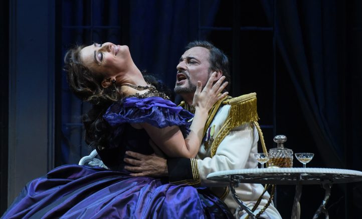 Alejandro Roy, tras su éxito en Yerma, vuelve a TenerifeCuando el año pasado, el Festival de Torre del Lago Puccini se propuso rendirle homenaje a su compositor de cabecera, por el centenario del fallecimiento, el certamen mandó a llamar a un tenor español. Entonces, para las funciones propuestas de Tosca, en una nueva producción del mítico Pier Luigi Pizzi, se volvió a contar allí con Alejandro Roy. El cantante asturiano, que ya había protagonizado Turandot en la Gran Manzana, también ha regresado recientemente al Metropolitan de Nueva York para su reciente nuevo montaje de Aida de Verdi, y estos días acaba de protagonizar el arranque de la temporada de ópera en Tenerife con el estreno europeo de Yerma, la ópera de Heitor-Villalobos.