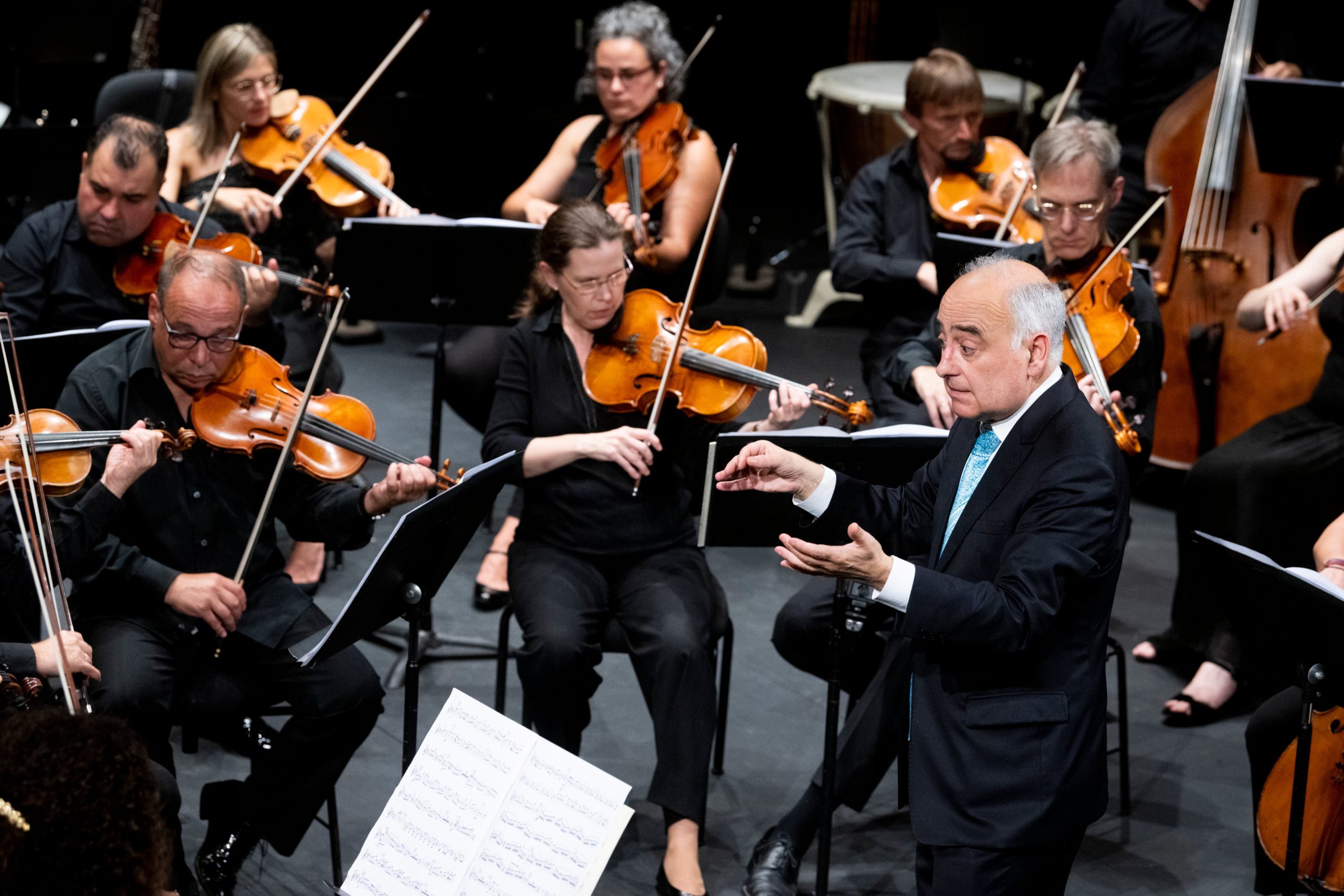 Maximino-Zumalave-dirige-la-Real-Filharmonía-de-Galicia-c-Xaora-Fotógrafos.-Festival-Bal-y-Gay