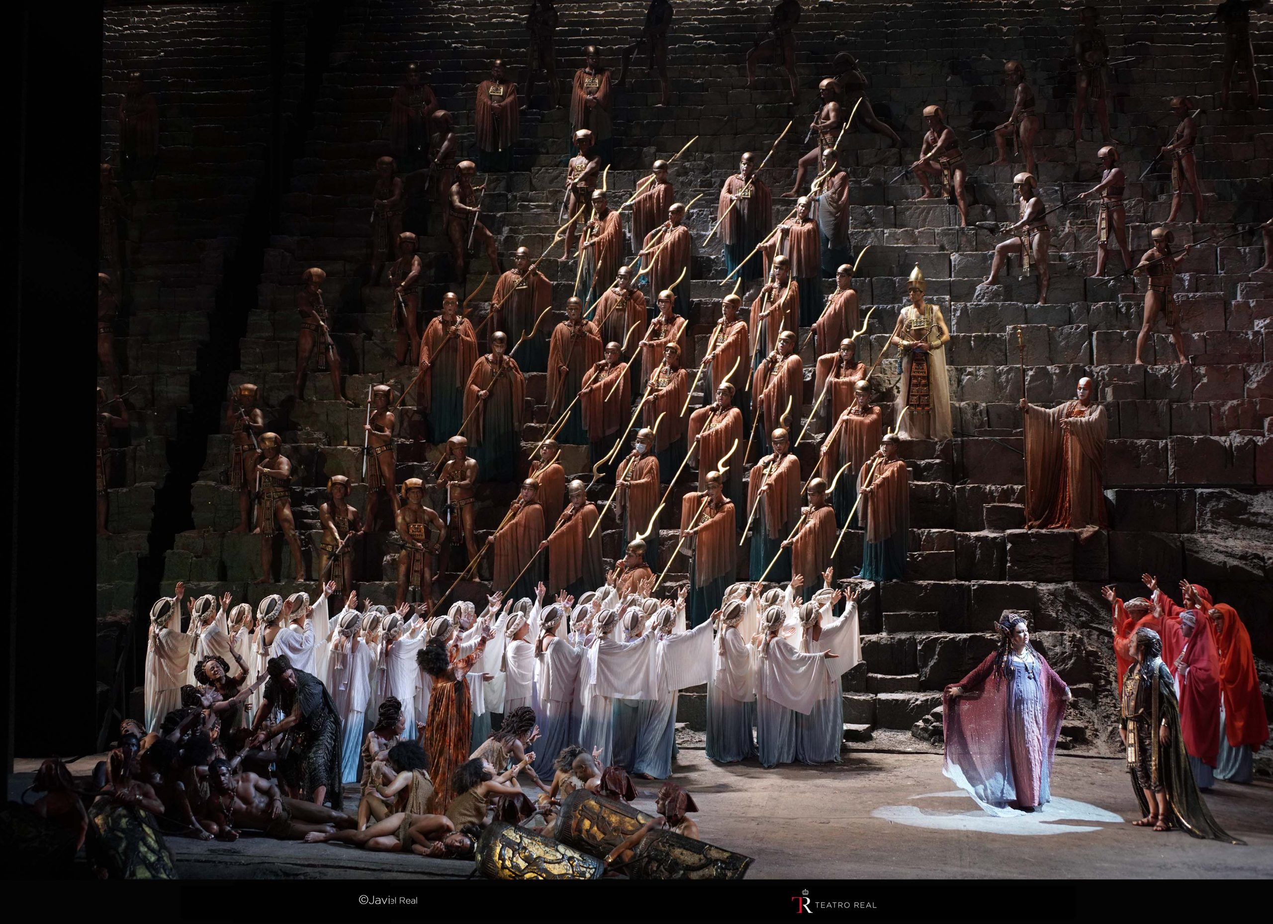 Escena-Aida-en-el-Teatro-Real.-Plano-general.-Carlos-Alvarez-Amonasro-y-Krassimira-Stoyanova-Aida-Jamie-Barton-Amneris-y-Piotr-Beczala-Radames.-Coro-Titular-del-Teatro-Real