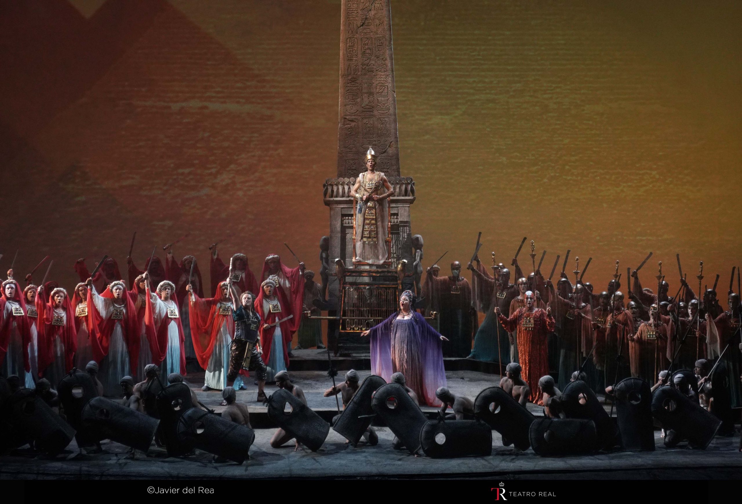 Escena-de-Aida-en-el-Teatro-Real.-Plano-general.-Piotr-Beczala-Radames-Jamie-Barton-Amneris-Alexander-Vinogradov-Ramfis-Coro-Titular-del-Teatro-Real-y-figuracion