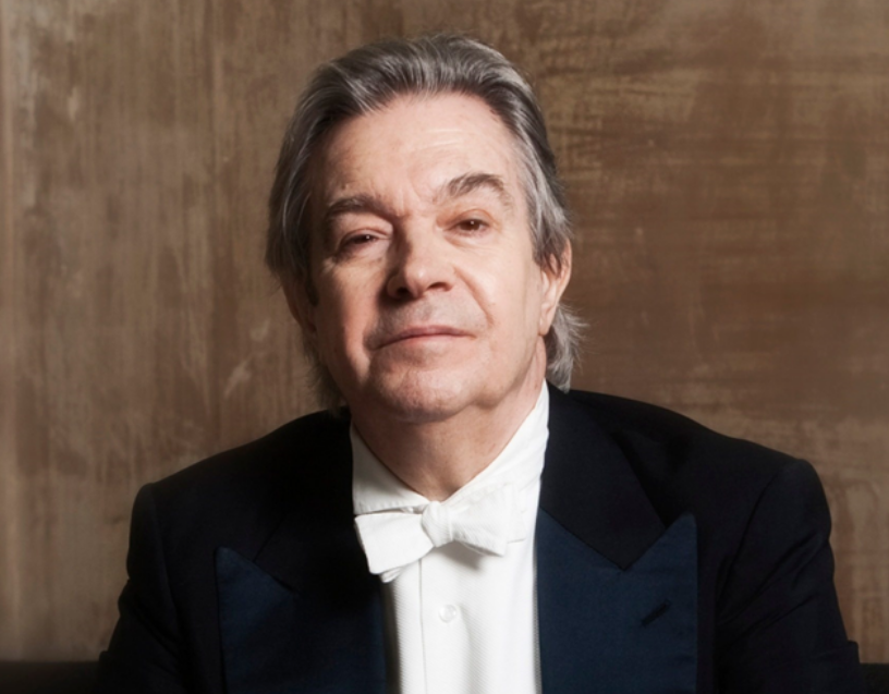 El Gran Teatre del Liceu acoge el estreno absoluto de Benjamin a Portbou, la primera ópera escrita por el maestro Antoni Ros-Marbà. El compositor y director catalán presenta su debut operístico a los 88 años en dos funciones semiescenificadas los días 19 y 21 de julio. La obra, encargada por el propio Liceu, se inspira en la trágica muerte del filósofo alemán Walter Benjamin y cuenta con un reparto de primer nivel bajo la dirección escénica de Anna Ponces.