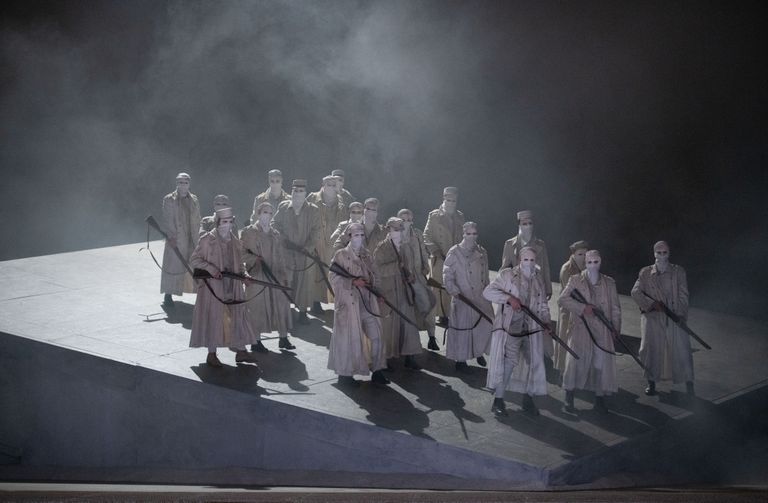 Escena-de-Carmen-en-la-Berliner-Staatsoper-c-Monika-Rittershaus