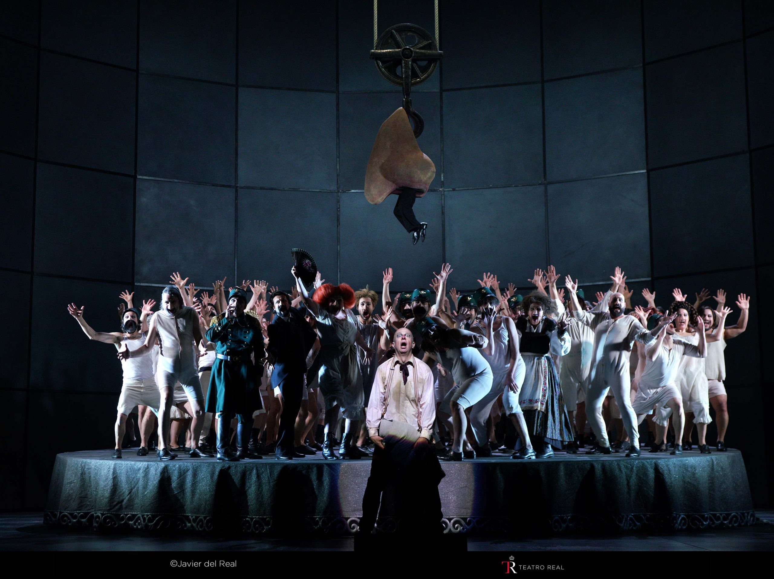 Escena-de-La-Nariz-c-Javier-del-Real-Teatro-Real