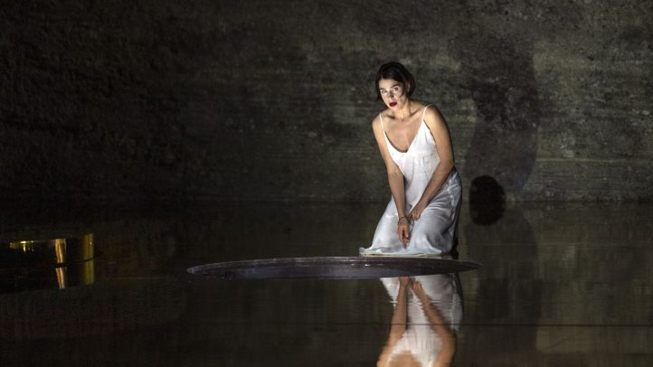 La soprano lituana Asmik Grigorian, una de las figuras más impactantes de la ópera actual, regresa este verano al Festival de Salzburgo como Lady Macbeth en la producción de Macbeth de Verdi. Además, presentará su original recital cómico-pop A Diva Is Born, un espectáculo que desafía los límites del género lírico y revela nuevas facetas de su arte. A través de su colaboración con el pianista Hyung-ki Joo, la artista traza un recorrido semiautobiográfico que mezcla rigor, humor y vulnerabilidad. Desde su histórico debut en Salome hasta su incursión en el pop teatralizado, Grigorian ha sabido construir una carrera basada en la verdad expresiva, huyendo del elitismo y apostando por una ópera viva, diversa y plenamente humana.