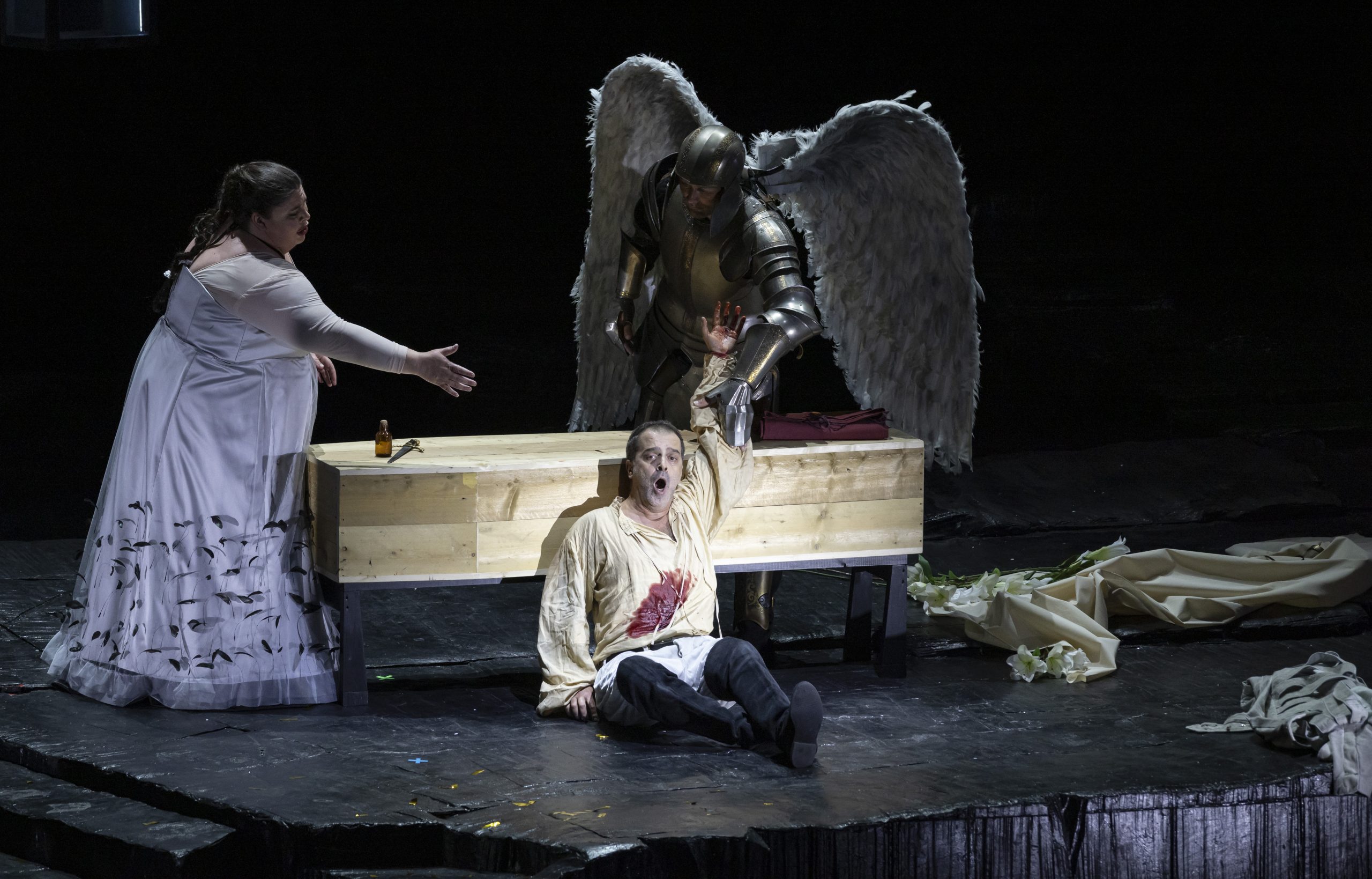 Escena-de-Ernani-en-Les-Arts-©-Miguel-Lorenzo-Mikel-Ponce