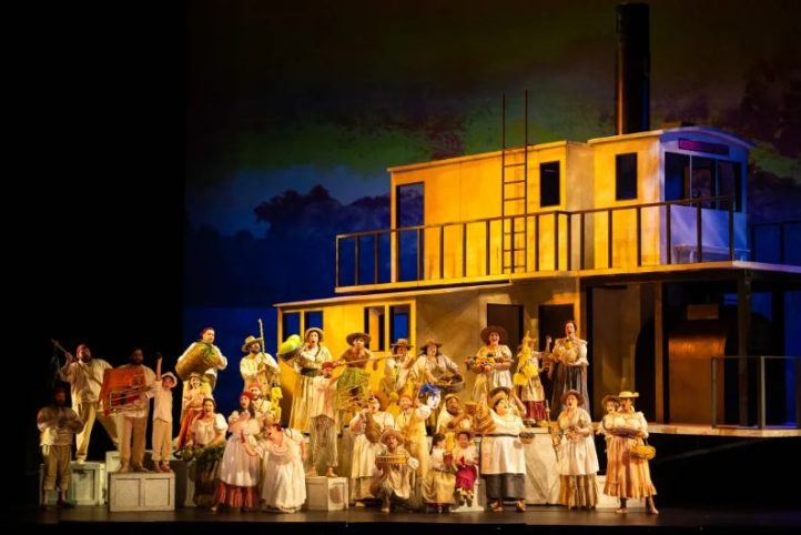 Escena-Florencia-en-el-Amazonas-en-la-Opera-de-Houston-c-Lynn-Lane