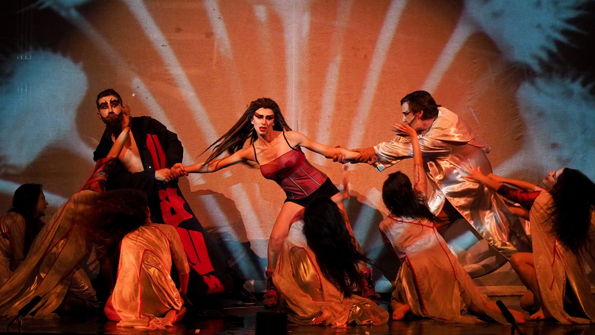 Escena-de-Carmina-Burana-por-La-Fura-dels-Baus