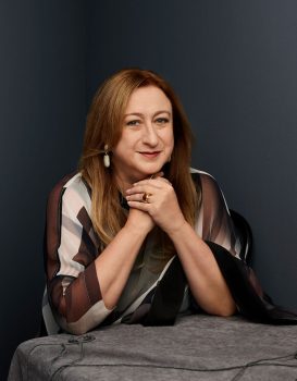 La australiana Simone Young vuelve a Madrid para ponerse al frente de la OCNE y el Coro de la Comunidad de Madrid, formaciones que renuevan un año más la colaboración artística. Para el primer concierto de 2025 de la programación, la formación interpretará un programa dedicado a obras de Mozart y Szymanowski.