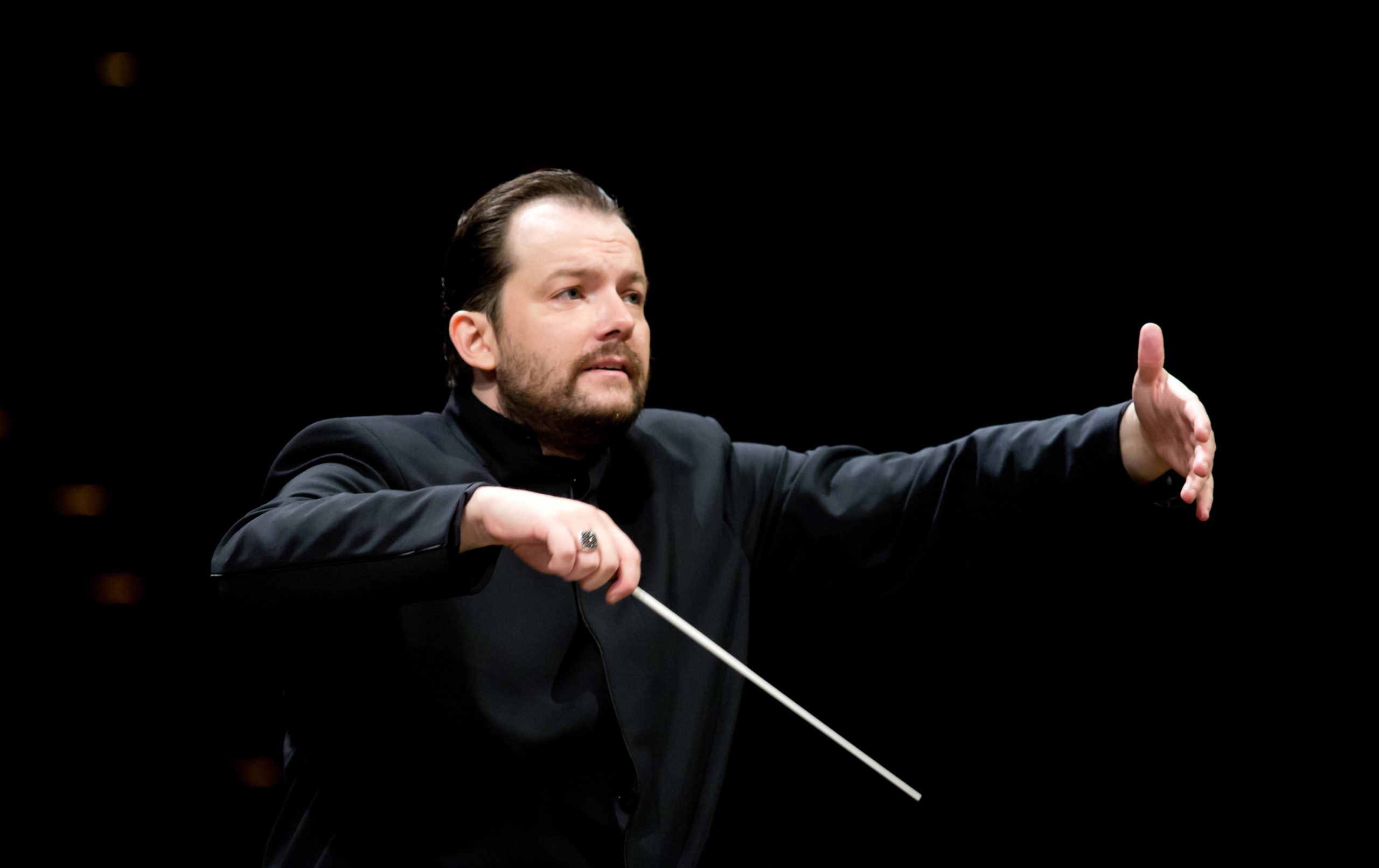 El Festival Internacional de Santander (FIS) clausura su 74 edición con dos conciertos de la Gewandhausorchester Leipzig dirigida por el maestro Andris Nelsons. El sábado 30 Isabelle Faust será la solista invitada en un programa dedicado a obras de Dvořák, Sibelius y Pärt. El último concierto, al día siguiente, contará con la participación de la soprano Julia Kleiter, el barítono Christian Gerhaher y el Orfeón Donostiarra para abordar el  Réquiem alemán de  Brahms.
