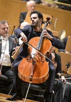 Pablo Ferrández, chelo con la Orquesta Filarmónica Checa