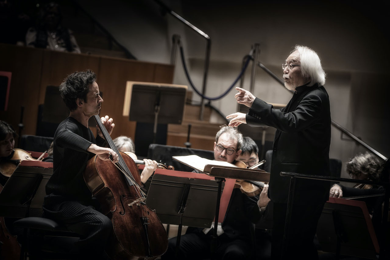 PALAU DE LA MÚSICA. TEMPORADA DE PRIMAVERA.  Obras de Beethoven, Schumann y Dvořák. Orquestra Philharmonia de Londres. Director: Masaaki Suzuki. Solista: Jean-Guihen Queyras (violonchelo). ­Lu­gar: Palau de la Música (Sala Iturbi). Entrada: 1.800 personas (lleno). Fecha: Viernes, 26 abril 2024.