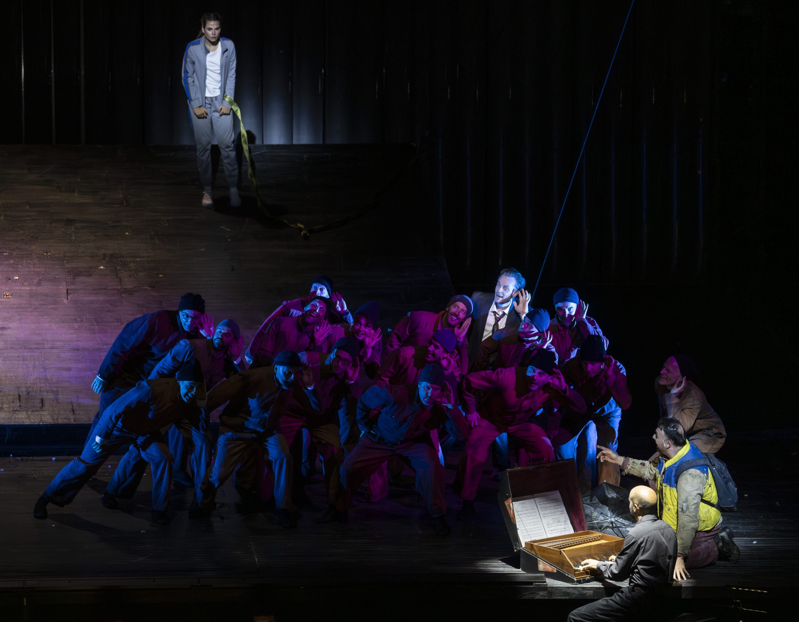 LA FLAUTA MÁGICA. Singspiel en dos actos; libreto de Emma­nuele Schikaneder, música de Wofgang Amadeus Mozart.  Repar­to: Giovanni Sala (Tamino), Serena Saénz (Pamina), Gyula Orendt (Papageno), Matthew Rose (Sarastro), Rainelle Krause (Reina De La Noche), Brenton Ryan (Monostatos); Antonella Zanetti, Laura Fleur, Luzia Tietze (Tres Damas); Irakli Pkhaladze (Orador), Iria Goti, etcétera. Dirección de escena: Simon McBurney. Escenografía: Michael Levine: Vestuario: Nicky Gillibrand. Iluminación: Jean Kalman. Cor de la Generalitat Valenciana. Director de coro. Francesc Perales. Orquestra de la Comunitat Valenciana. Direc­ción musical: James Gaffigan. ­Lu­gar: Palau de les Arts. Entrada: 1500 localidades (lleno). Fecha: Jueves, 6 de junio 2024 (se repite los días 8, 12, 14, 17 y 19 de junio).