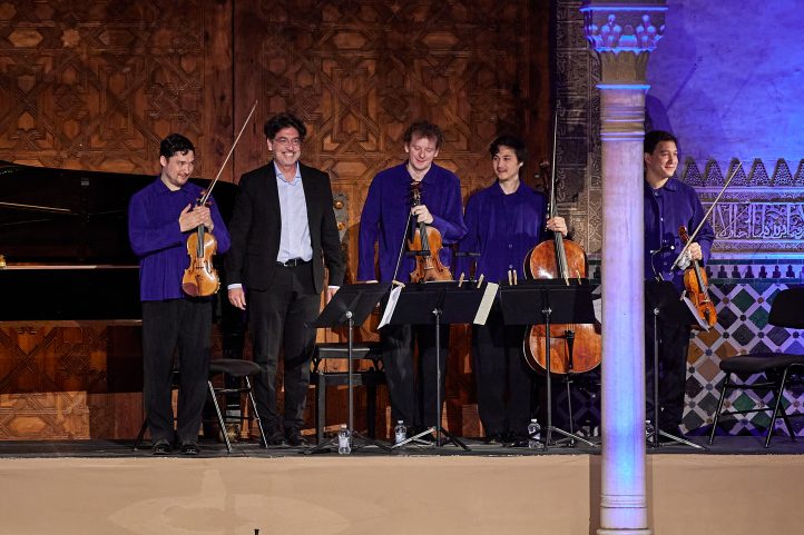 73 FESTIVAL DE GRANADA. Seong-Jin Cho (piano), Cuarteto Schumann. Programa: Obras de Beethoven (Cuarteto número 12, en Mi bemol mayor), Sánchez Verdú [Barzaj (Cuarteto de cuerdas número 10)],y Bartók (Quinteto para piano y cuerdas en Do mayor, Sz 23) Lugar: Granada, Alhambra (Patio de los Arrayanes). Fe­cha: 24 junio 2024.