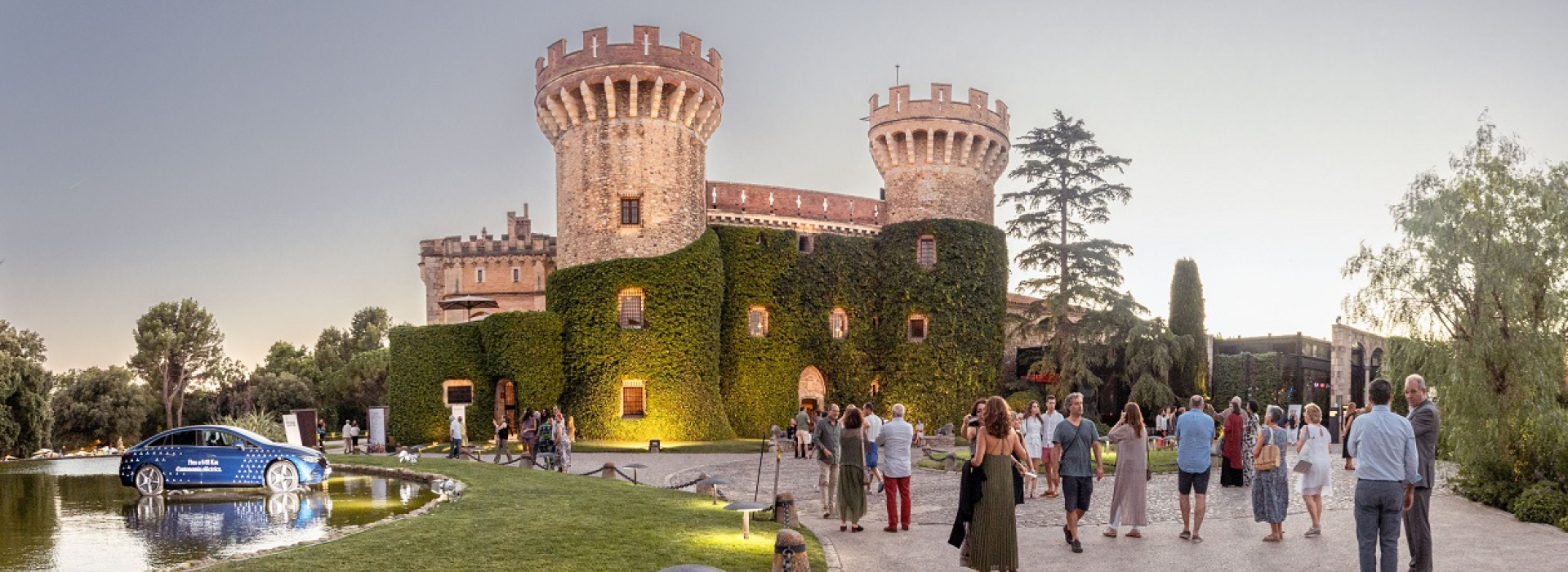 El Festival Peralada Verano 2025 despliega una programación artística tan diversa como estimulante, marcada por el estreno de obras contemporáneas, grandes nombres de la lírica y una fuerte conexión con la naturaleza. Desde la mezzosoprano Joyce DiDonato hasta William Christie con Les Arts Florissants, pasando por propuestas inmersivas como Le Terroir o el oratorio filosófico In Paradisum, esta edición ofrece un recorrido sensorial y temático que convierte el Empordà en un paraíso musical.