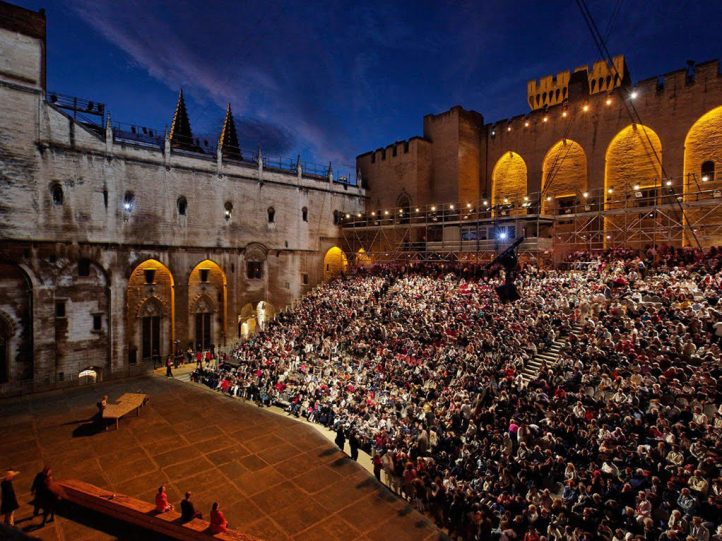 Entre Aix-en-Provence y Orange, Francia se entrega a la líricaFrancia es tierra fértil en actividades culturales, que no cesan ni con los rigores cie la canícula. Al contrario, durante las fechas estivales aprovechan las posibilidades de algunos de sus magníficos espacios al aire libre para continuar con su cuantiosa, variada y amena oferta de programaciones musicales. Uno de los enclaves con mayor prestigio es Aix-en-Provence, con su certamen que privilegia la conexión con Mozart, desde sus orígenes, prolongándola hasta la imprescindible creación actual. Menos innovador, pero con sus célebres Choregies que ofrecen uno de escasos marcos incomparables, Orange se ofrece como la otra pata indispensable que convierte a la ópera en el principal reclamo para el turismo de los melómanos.  