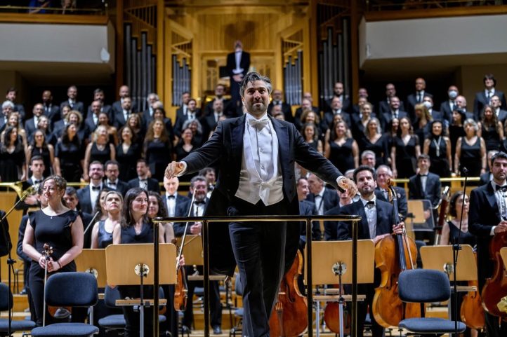 La Orquesta y Coro Nacionales de España (OCNE) anuncia su temporada 2025/26 con un total de 117 conciertos en nuestro país, así como en Alemania y Austria. El 150 aniversario del nacimiento de Manuel de Falla marcará una programación que contará con diferentes líneas temáticas, como la efervescencia cultural vienesa del siglo XX, la represión política y las artes, y la música como elemento transformador y significativo. La última temporada con David Afkham como director titular contará con nombres de primer nivel como Josep Pons, Tan Dun, Gautier Capuçon, Juan Floristán, o la JONDE y la Orquestra de València como principales formaciones invitadas.
