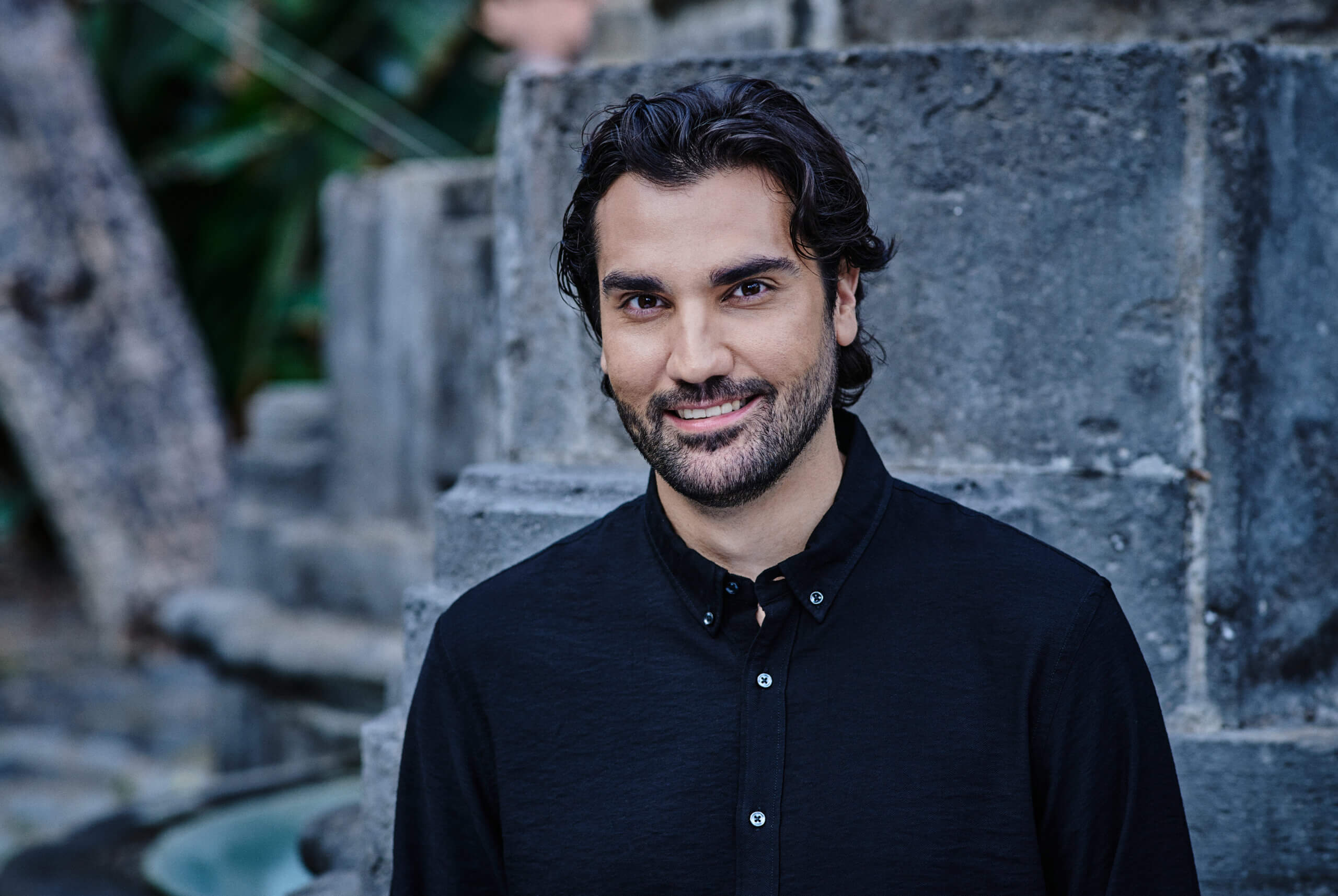 El tenor Jonathan Tetelman estadounidense es uno de los cantantes más aclamados de la actualidad, habiendo participado en producciones de grandes teatros de todo el mundo. Recientemente, formó parte del cartel del Festival Internacional de Santander, ofreciendo un recital centrado en la obra de Puccini junto a la soprano Sondra Radvanovsky. El pasado mes de marzo, Tetelman debutó en el Met neoyorquino, declarando posteriormente su disconformidad con ciertos tratos recibidos.  