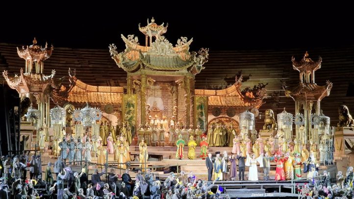 Turandot, música de Giacomo Puccini y libreto de Giuseppe Adami y Renato Simoni. Ultimo dueto y final, completado por Franco Alfano. Reparto: Gregory Kunde como Calaf (el príncipe desconocido), Olga Maslova como Turandot, Maria Agresta como Liú, Leonardo Cortellazzi como el emperador Altoum, Riccardo Fassi como Timur, Youngjun Park como Ping, Riccardo Rados como Pang, Matteo Macchioni como Pong, … Orchestra, Coro e Ballo della Fondazione Arena di Verona. Michele Spotti, director musical. Roberto Gabbiani, director del coro. Franco Zeffirelli, director de escena, Emi Wada, vestuario, Maria Grazia Garofoli, coreografia. Arena di Verona, Verona, 15 de junio 2024.