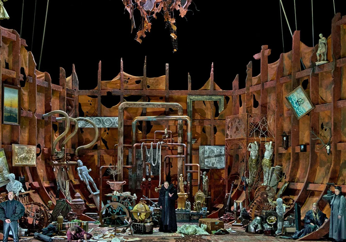 En cierto punto de su carrera musical como compositor, Richard Wagner comenzó una búsqueda de financiación propia para la representación de sus grandiosos títulos operísticos, o como él llamaba, dramas musicales. La aparición en la ecuación de Luis II de Baviera le condujo a este paraje alemán, seleccionado por el autor por diferentes cuestiones, entre las que se situaban la ausencia de una vida cultural plena en la villa, lo que le permitiría desarrollar un festival que fuese la envidia de todo el mundo.