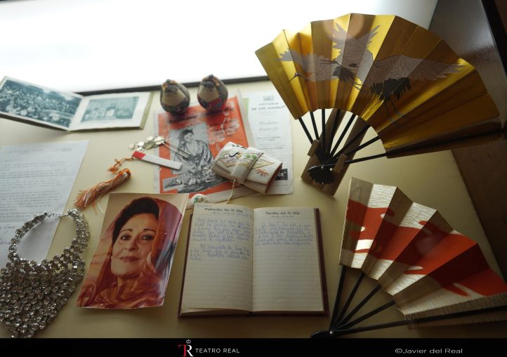 El Teatro Real acoge por primera vez la Sección Oficial de PHotoESPAÑA con la exposición Puccini fotógrafo que gira en torno a una de las grandes pasiones del compositor. Coincidiendo con las funciones de Madama Butterfly, el Teatro Real ofrece una exposición de trajes y objetos personales de la soprano Victoria de los Ángeles, extraordinaria intérprete de Cio-Cio-San, a la que están dedicadas las funciones de la ópera de Puccini. La muestra, ubicada en el foyer, las escaleras y la tercera planta del teatro, podrá visitarse hasta el 22 de julio, tanto en el  acceso a los espectáculos del Real, durante las funciones y en la visitas al edificio.