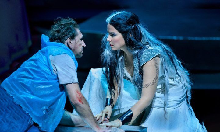 Festivales de verano: Bayreuth reivindica a Daniele GattiDel 24 de julio al 26 de agosto, Bayreuth vuelve a abrir las puertas de la colina verde a los devotos que aún peregrinan cada verano para beber directamente del sagrado cáliz wagneriano. Contra viento y marea, y a pesar de las polémicas administrativas y políticas, la familia del autor de Parsifal aún mantiene firmes las riendas del negocio artístico, gracias a la perseverancia de la bisnieta, la blonda díscola Katharina. Habrá que ver por cuanto tiempo más. Pero, de momento, la directora artística, y de escena, sigue al frente durante otra edición, a la espera de nuevas polémicas. 