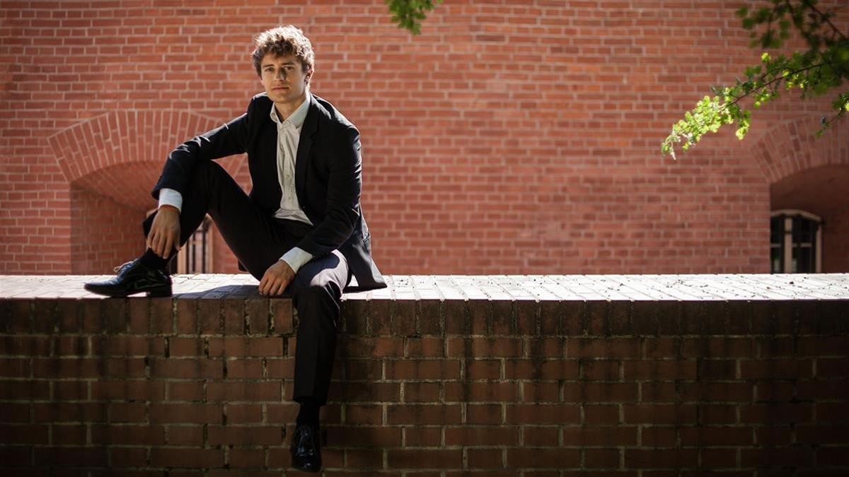 La temporada 2025/26 del Teatro Real: un comentario (II)Tras el comentario en torno a los títulos programados para la próxima temporada, en el que dábamos cuenta de las producciones elegidas y de los directores musicales y de escena y señalábamos los previstos para ser ofrecidos en versión concertante, tócanos ahora comentar a vuela pluma las voces protagonistas más relevantes. Hay de todo en la viña del Señor dentro de un nivel más que aceptable. Iremos por orden cronológico. Primero nos referiremos a las óperas representadas.