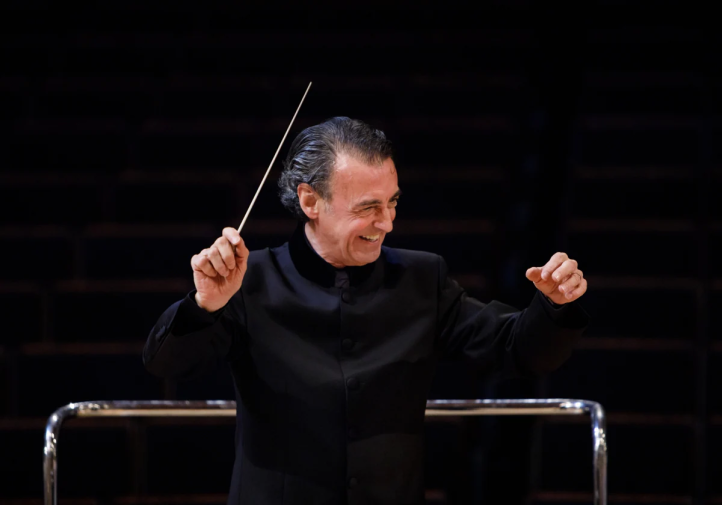 El músico granadino, Miguel Ángel Gómez Martínez, ocasional compositor, que dirigió a la Filarmónica de Viena en numerosas ocasiones, murió ayer de manera inesperada, a los 74 años.