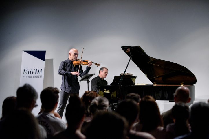 Picasso, homenajeado con causaCONCERTS AL MUVIM. Recital de Miguel Borrego (violín), Carlos Apellániz (piano). Programa: Obras de Stravinski, Honegger, Satie y Poulenc. Lugar: València, Museu Valencià de la Il·lustració i de la Modernitat (Sala d’Actes). Entrada: Alrededor de 220 espectadores. Fecha: Domingo, 20 octubre 2024.