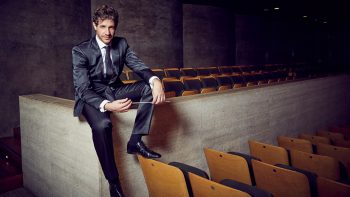 El director de orquesta Andrés Salado ha sido nombrado nuevo titular de la Orquesta Sinfónica del Vallés, una de las más destacadas del panorama sinfónico catalán, por un periodo de dos temporadas. La designación se ha producido tras la salida de Salado de la Orquesta de Extremadura por ciertas desavenencias con la institución que le daba cobertura.