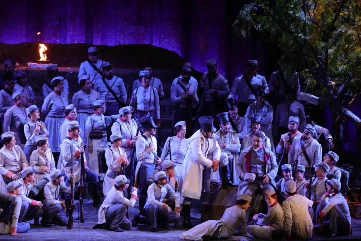 La forza del destino, clamor escalígero por la NetrebkoLa forza del destino. Ópera en cuatro actos, con música de Giuseppe Verdi y libreto en italiano de Francesco Maria Piave y Antonio Ghislanzoni, basado en la obra teatral Don Álvaro o la fuerza del sino, de Ángel de Saavedra, duque de Rivas, con una escena adaptada de El campamento de Wallenstein, de Friedrich Schiller.. Reparto: Luciano Ganci (Don Álvaro), Anna Netrebko (Leonora), Ludovic Tézier (Don Carlo de Vargas), Alexánder Vinogradov (Padre Guardiano), Vasilisa Berzhanskaya (Preziosilla), Fabrizio Beggi (Marqués de Calatrava), Marco Filippo Romano (Fra Melitone), etcétera. Dirección de escena: Leo Muscato. Escenografía: Federica Parolini. Vestuario: Silvia Aymonino. Iluminación: Alessandro Verazzi. Coro y orquesta titular de la Scala de Milán. Dirección musical: Riccardo Chailly. Lugar: Milán, Teatro alla Scala. Entrada: 2.030 espectadores (lleno). Fecha: 16 diciembre 2024.