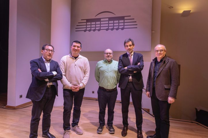 Gustavo Dudamel dirige a la Orquesta de València y la Orquesta de la Comunitat Valenciana la Sinfonía nº 2 Resurrección de Mahler y el Concierto para fliscorno de Pacho Flores. El concierto tendrá lugar el próximo 3 de febrero, a las 19.30 horas, en la Sala Iturbi del Palau de la Música de València. El concierto es solidario a favor de las sociedades musicales y personas afectadas por la trágica dana. El precio único es de 15 € y habrá una Fila 0, cuyas aportaciones se canalizarán a través de la cuenta habilitada por la Generalitat Valenciana a tal efecto.