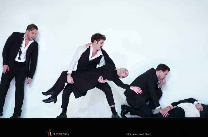 Comentarios en la prensa: Eugenio Oneguin en el Teatro RealEugenio Oneguin de Chaikovski. Katarina Dalayman, Kristina Mkhitaryan, Elena Zilio, Iurii Samoilov, Bogdan Volkov, Maxim Kuzmin-Karavaev, Frederic Jost, Juan Sancho. Coro y Orquesta Titulares del Teatro Real. Dirección musical: Gustavo Gimeno. Dirección escénica: Christof Loy. Escenografía: Raimund Orfeo Vigt. Vestuario: Herbert Murauer. Iluminación: Olaf Winter. Dirección de movimiento: Andreas Heise. Dirección del coro: José Luis Basso. Teatro Real. Madrid, 22 de enero de 2025.