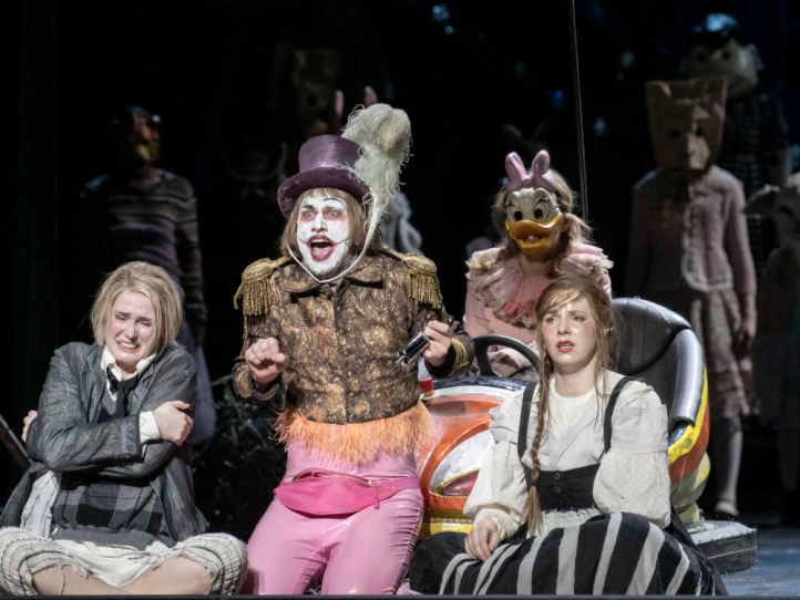 Divertida Hansel y Gretel en Oslo, a bajo cero y bajo el nivel del marHans og Grete (traducción al noruego de la original en alemán Hansel y Gretel), música de Engelbert Humperdinck y libreto de Adelheid Wette, sobre el cuento homónimo de los hermanos Grimm. Versión en noruego de Gudrun Glette. Reparto: Frøy Hovland Holtbakk como Gretel, Christina Jønsi como Hansel, David Hansen como bruja (Rossini Wildenway en esta versión), Eli Kristin Hanssveen como madre, Aleksander Nohr como padre. Operaorkesteret (orquesta). Barnekoret (coro infantil). Leo Hussain, director musical. Edle Stray-Pedersen, directora del coro infantil. Alexander Mørk-Eidem, director de escena. Christian Friedländer, escenografía. Jenny Ljungberg, vestuario. Ellen Ruge, iluminación. Operahuset, Oslo, 1 de febrero 2025.